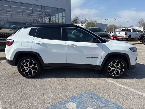 Used 2025 Jeep Compass Limited image 30