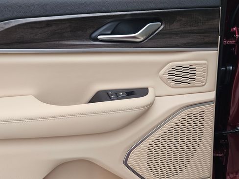 New 2025 Jeep Grand Cherokee Limited w/ Luxury Tech Group II image 22