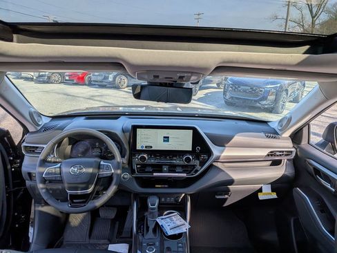New 2026 Toyota Highlander Platinum AWD/4WD image 17