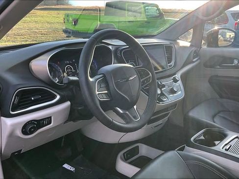 Used 2024 Chrysler Pacifica Touring-L image 13