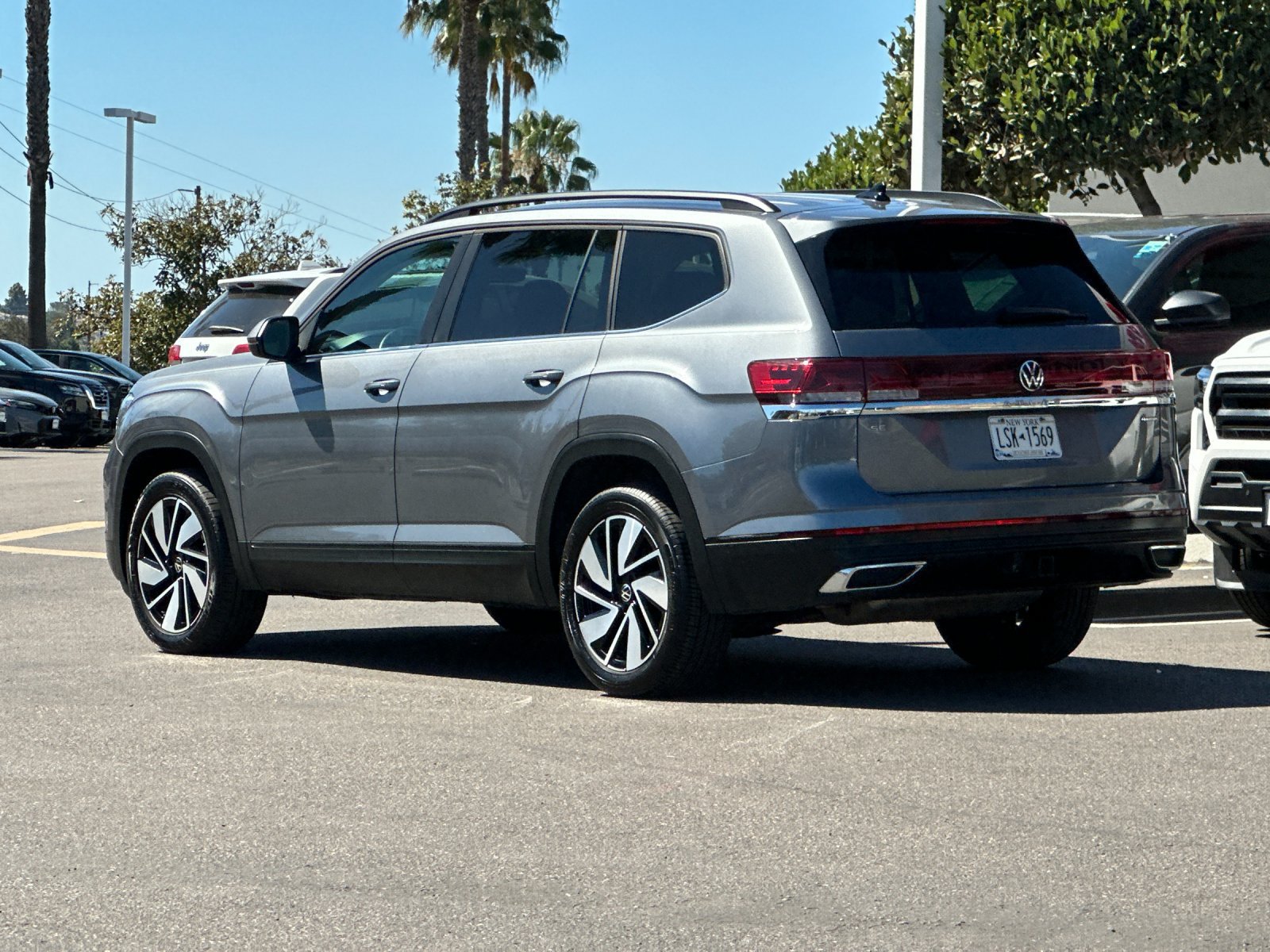 Used 2025 Volkswagen Atlas SE AWD/4WD image 3