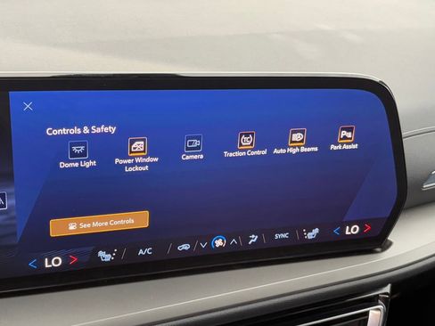 Used 2025 Chevrolet Traverse LT image 29