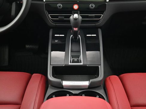 Used 2026 Porsche Macan AWD/4WD image 10
