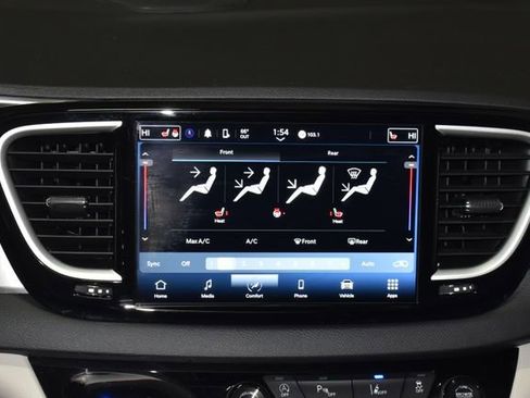 Certified 2024 Chrysler Pacifica Touring-L image 17