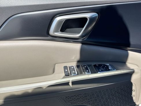 Used 2025 Kia Carnival image 21