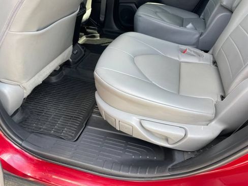 Used 2022 Toyota Highlander XLE AWD/4WD image 27