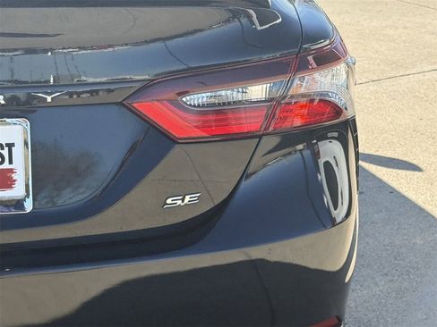 Used 2023 Toyota Camry SE image 7