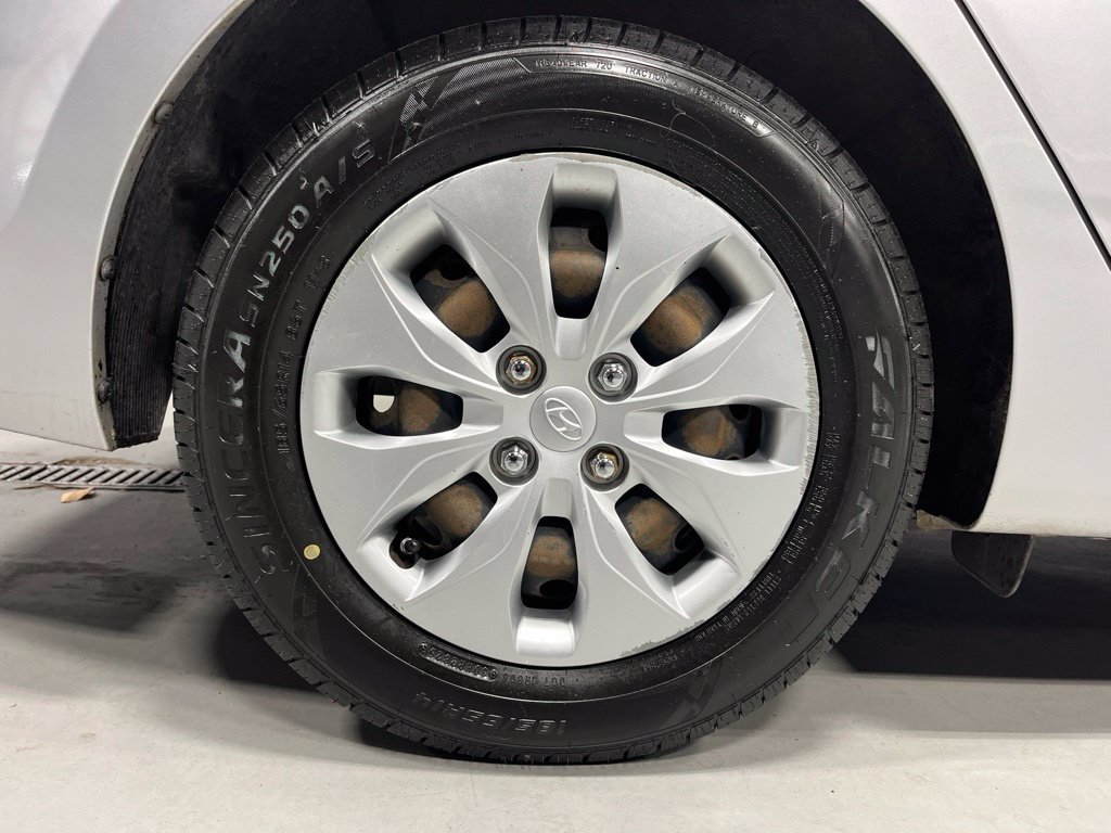 Used 2015 Hyundai Accent GLS FWD image 31