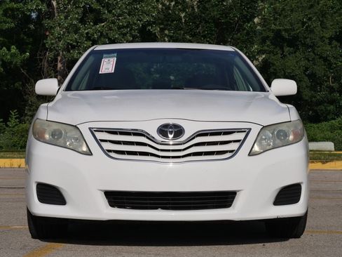 Used 2010 Toyota Camry LE FWD image 4