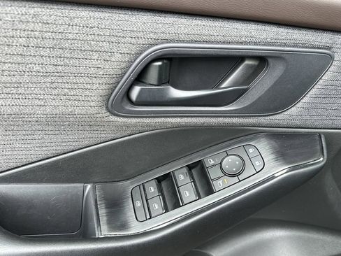 Used 2023 Nissan Rogue S image 11