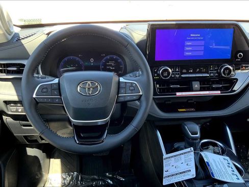 Used 2025 Toyota Highlander Platinum image 5
