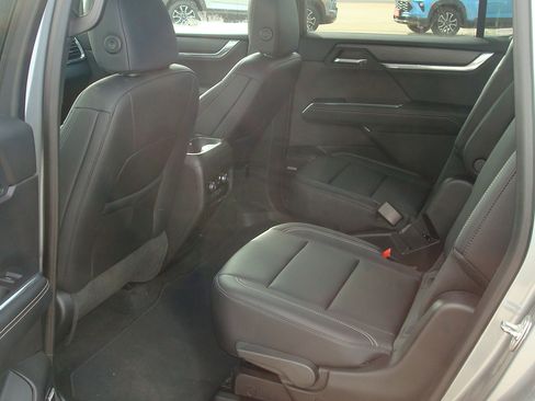 Used 2025 GMC Acadia Elevation w/ Elevation Premium Package image 7