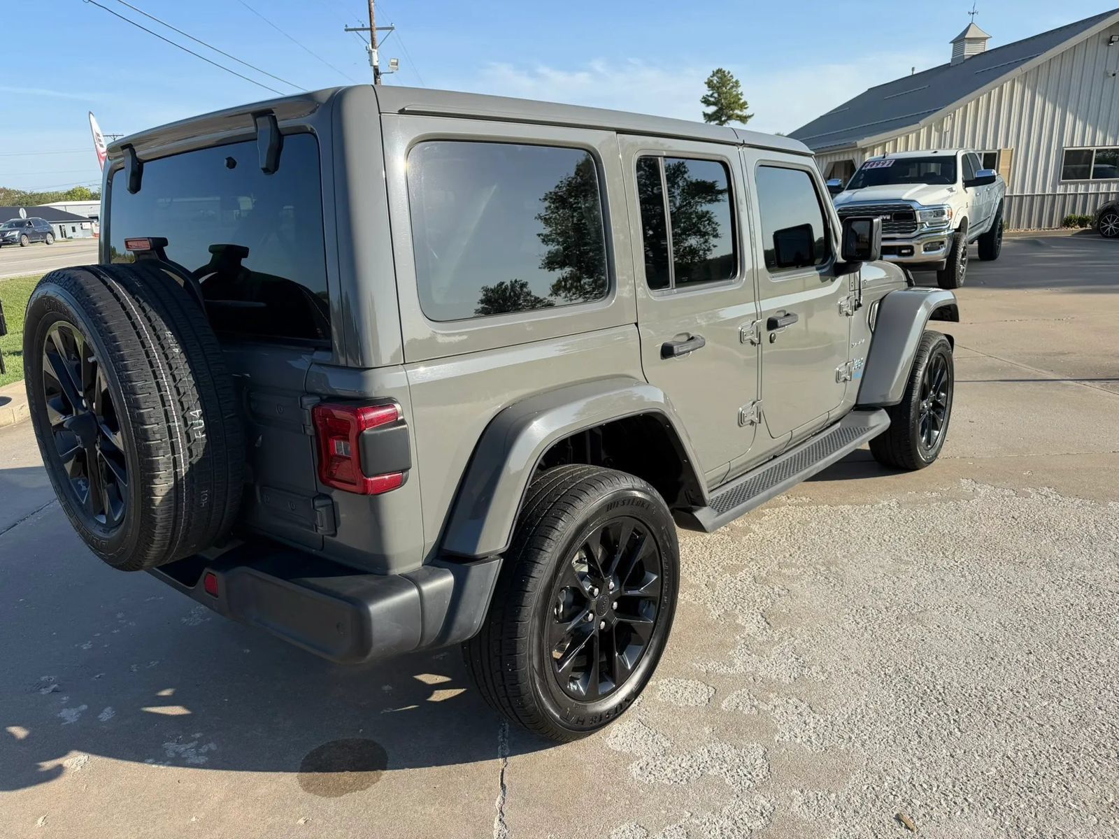 Used 2021 Jeep Wrangler Unlimited Sahara w/ Cold Weather Group AWD/4WD image 4