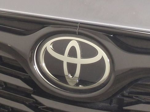 Used 2021 Toyota Highlander XLE FWD image 13