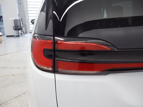 Certified 2023 Chrysler Pacifica Touring-L FWD image 13