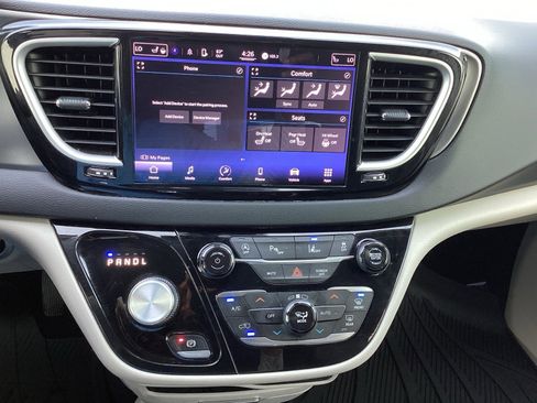 Used 2022 Chrysler Pacifica Touring-L image 15