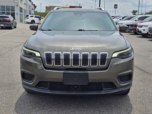 Used 2021 Jeep Cherokee Latitude FWD image 2