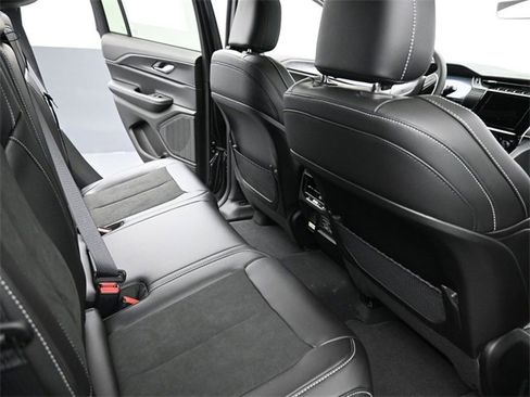 New 2025 Jeep Grand Cherokee Altitude image 21