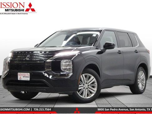 Used 2024 Mitsubishi Outlander ES image 1