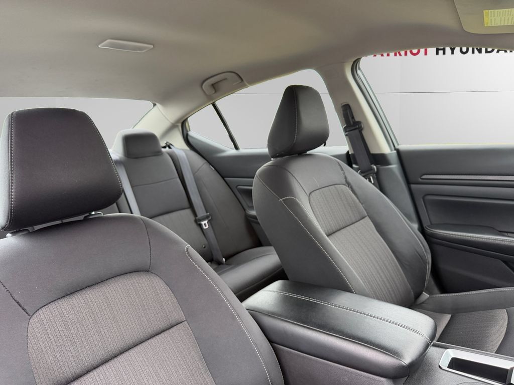 Used 2025 Nissan Altima 2.5 SV FWD image 11