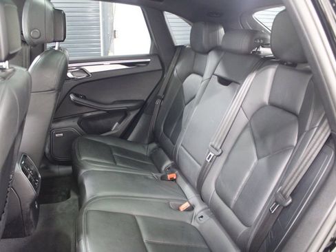 Certified 2022 Porsche Macan AWD/4WD image 33