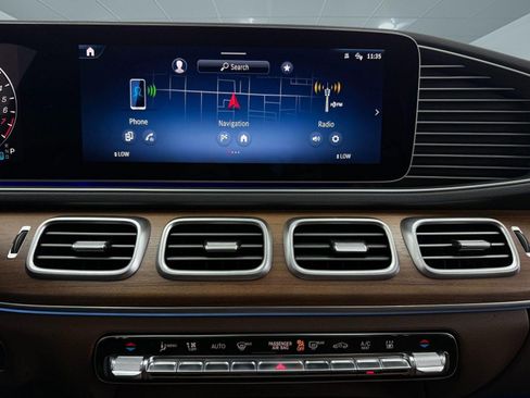 Used 2025 Mercedes-Benz GLE 450e 4MATIC w/ Winter Package image 29