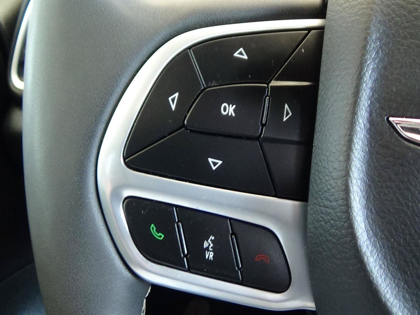 Certified 2025 Chrysler Pacifica Select FWD image 21