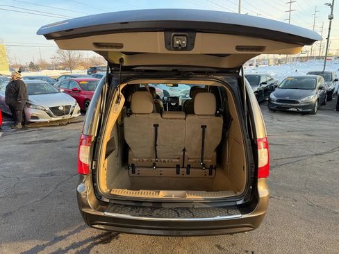 Used 2016 Chrysler Town & Country Touring image 31