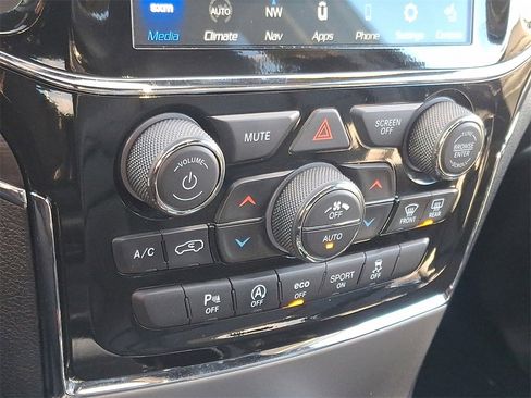 Used 2022 Jeep Grand Cherokee Limited image 17