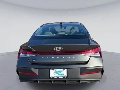 Used 2024 Hyundai Elantra SE image 5