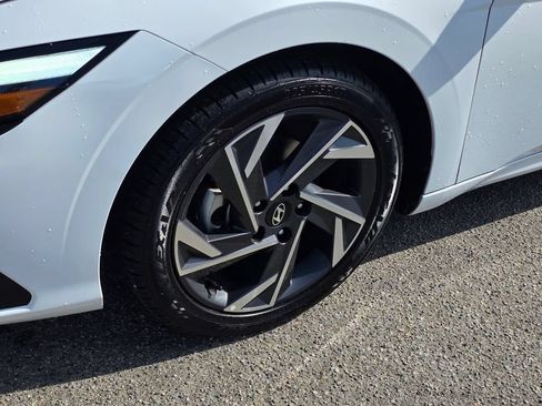Used 2024 Hyundai Elantra Limited FWD image 11