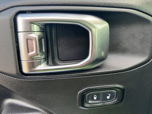 Certified 2025 Jeep Gladiator Sport image 29