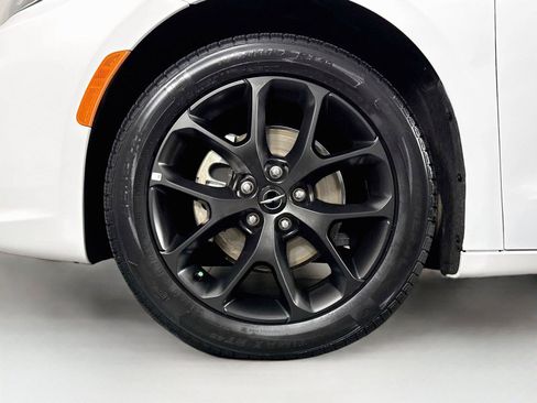 Used 2025 Chrysler Pacifica Limited FWD image 43