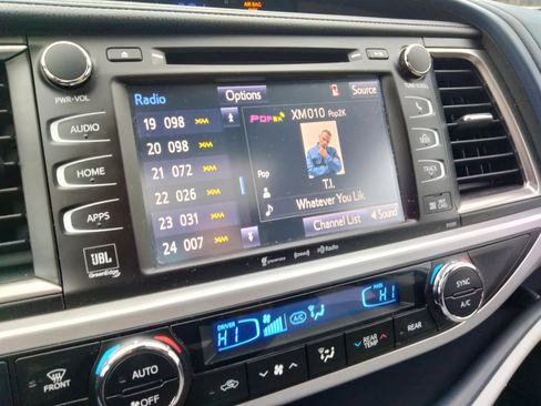 Used 2019 Toyota Highlander Limited image 23