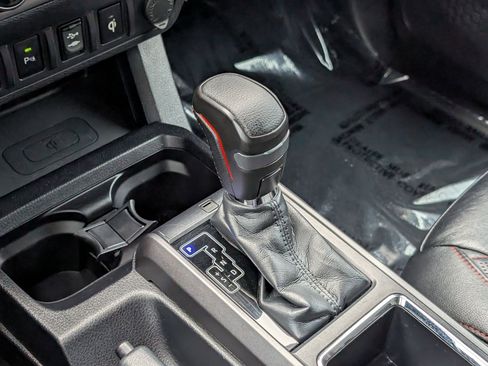 Used 2017 Toyota Tacoma TRD Off-Road w/ Premium & Technology Package AWD/4WD image 22
