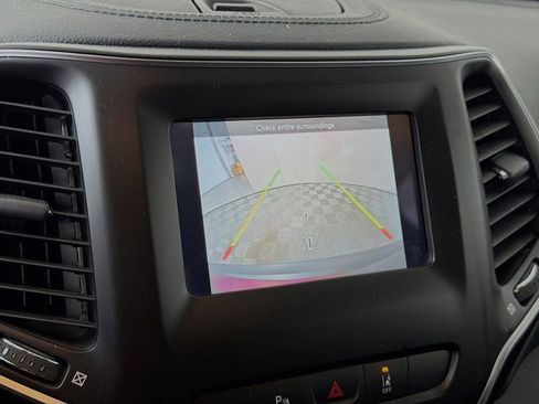 Used 2021 Jeep Cherokee Latitude Plus image 16