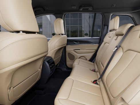 New 2025 Jeep Grand Cherokee Limited image 24