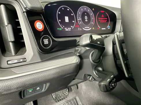 Certified 2025 Porsche Cayenne Coupe image 35