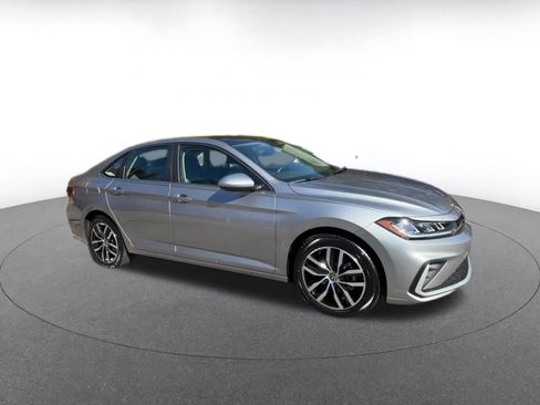 Used 2025 Volkswagen Jetta SE image 2