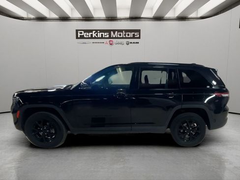 Used 2025 Jeep Grand Cherokee Altitude AWD/4WD image 2