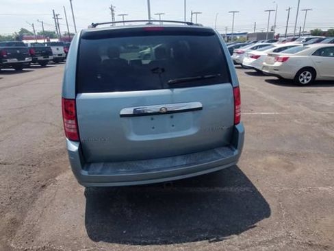 Used 2009 Chrysler Town & Country Touring FWD image 7