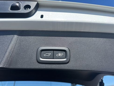 Used 2024 Volvo XC40 B5 Core image 15