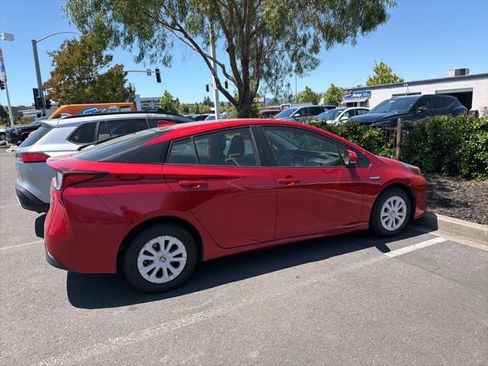 Used 2019 Toyota Prius LE FWD image 5