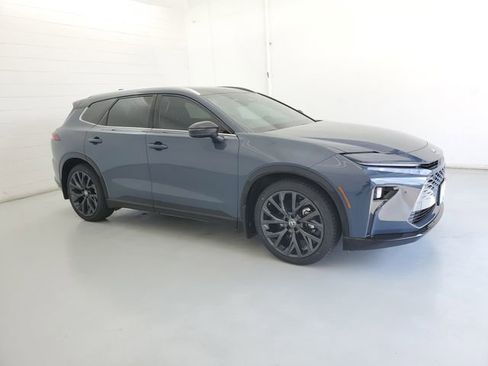 Used 2025 Toyota Crown Signia w/ Advanced Technology Package image 4