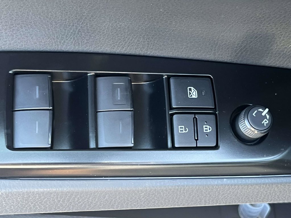 New 2026 Toyota Camry Hybrid FWD image 13