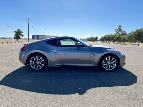 Used 2010 Nissan 370Z Touring w/ Sport Pkg RWD image 4