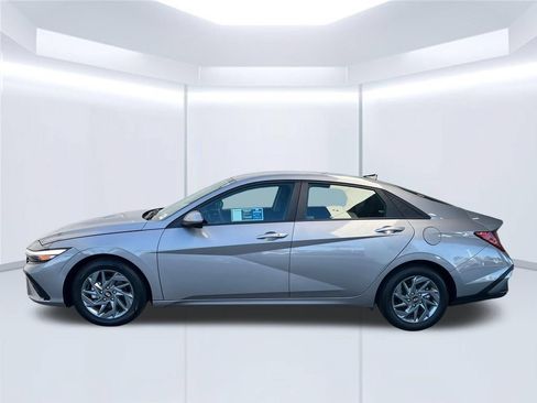 Used 2024 Hyundai Elantra SEL FWD image 2