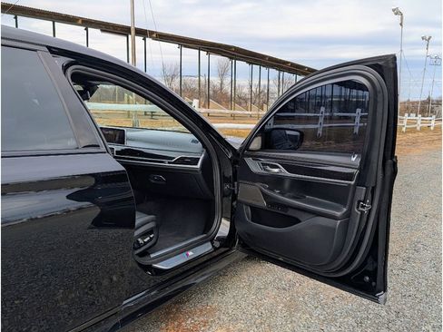 Used 2020 BMW 750i xDrive w/ Executive Package image 11