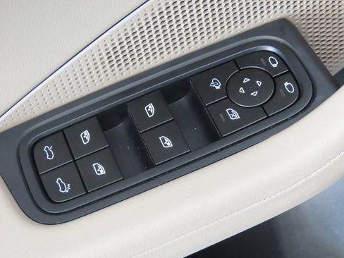 Certified 2025 Porsche Macan 4S Electric AWD/4WD image 38