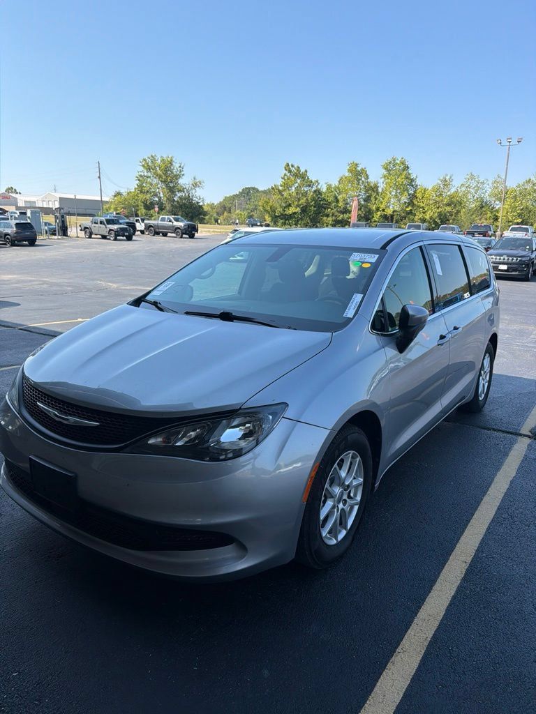 Used 2021 Chrysler Voyager LX FWD image 1